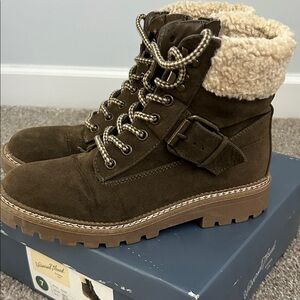 Universal Thread Boots in mossy green size 7